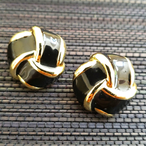 VTG Classic Enamel Knot Earrings, black and gold - Picture 3 of 5